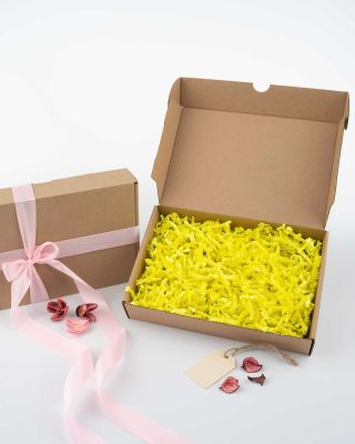 Žlutá neon ☀️ sluníčková radost. Doplňte každý balíček na sváteční atmosféru. Ps. Upozorňujeme: z neonu hrozí vypálení 🥹😄...